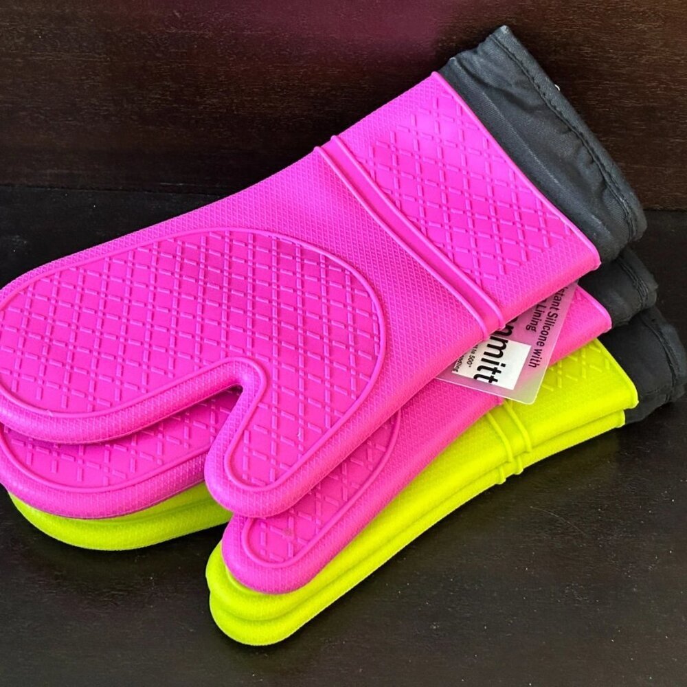 New Set of 2 Silicone Oven Mitts - Heat Resistant 500°F - Quilted Cotton Lining